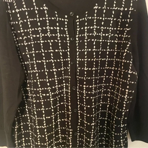 Ann Taylor
Black and White Patterned crew neck Cardigan
Back full black size XL - Picture 2 of 7